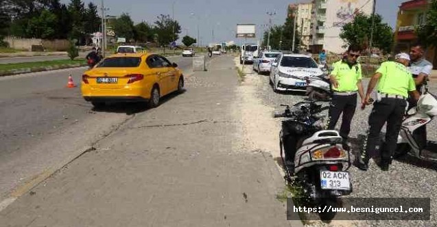 Motosiklet Yol Kenarında Duran Otomobile Çarptı: 1 Ağır Yaralı